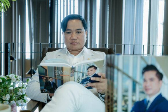 អ្នកនិពន្ធ សំ សុខនឿន៖  «ជីវិត​ដែល​មាន​គ្រឹះ​ល្អ ទើប​អាច​រឹងមាំ​ទៅថ្ងៃមុខបាន»