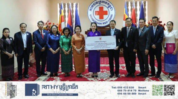 កាកបាទក្រហមកម្ពុជា ប្រគល់ ៥លានដុល្លារដល់មន្ទីរពេទ្យ ហ្លួងម៉ែ បំពេញផែនការព្យាបាលជំងឺមហារីក