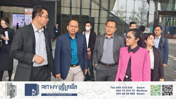 អភិបាលខេត្ត ៤រូបដឹកដៃគ្នាទៅរកភ្ញៀវនៅចិនដើម្បីមកវិនិយោគនៅកម្ពុជា