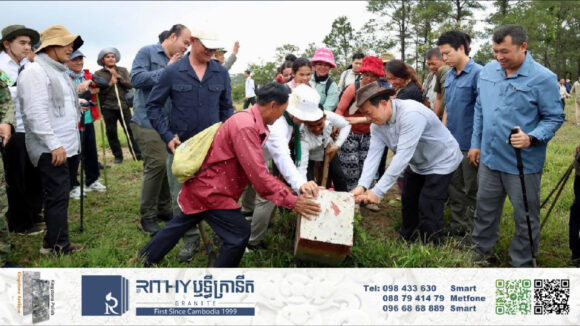 រដ្ឋមន្ត្រី២រូប និងអាជ្ញាធរ ស្រាក់ដៃគ្នាឡើងភ្នំខ្នងផ្សារចុះដកបង្គោលព្រំដី ៤០ហិកតាពីក្រុមហ៊ុនឲ្យសហគមន៍វិញ
