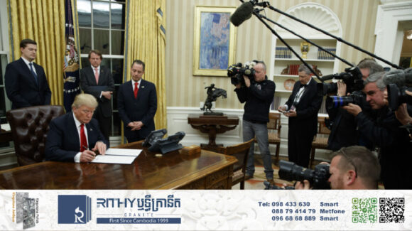 លោក Donald Trump ចុះហត្ថលេខាកាត់ផ្តាច់ជំនួយវិទ្យុ VOA និងអាស៊ីសេរី ដែលនឹងត្រូវបិទទ្វារ
