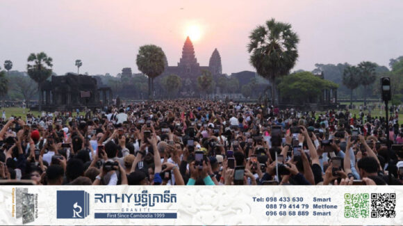 ភ្ញៀវទេសចរជាង ៨ម៉ឺននាក់ទស្សនា និងផ្តិតរូបភាពព្រឹត្តិការណ៍សមរាត្រីដែលព្រះអាទិត្យរះចំកំពូលប្រាសាទអង្គរវត្ត