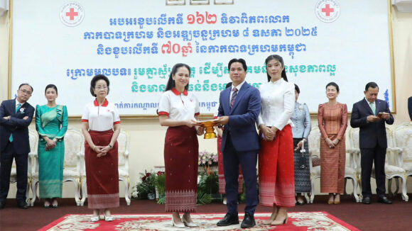 sam-sok-nouren អ្នកឧកញ៉ាបណ្ឌិត សំ សុខនឿន នាំយកថវិកា ២ ៥០០ ដុល្លារ ជូនលោកជំទាវ ពេជ ចន្ទមុន្នី ឱកាសខួប១៦២ កាកបាទក្រហមពិភពលោក