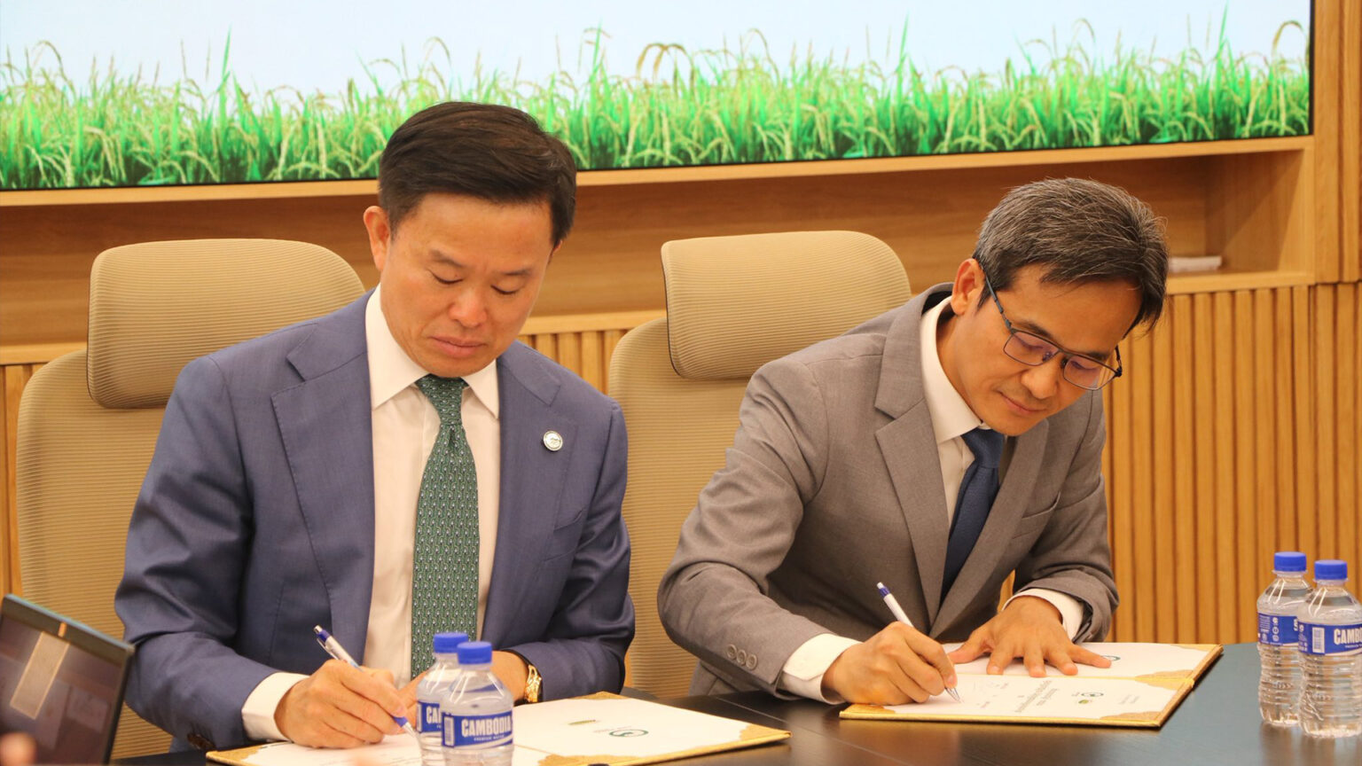 ធនាគារ​ ជីប ម៉ុង និង ក្រុមហ៊ុន អេមរុរ៉ាស៍ចាប់ដៃគ្នាជំរុញហិរញ្ញប្បទានក្នុងវិស័យស្រូវអង្ករដើម្បីបង្កើន​ការនាំចេញ